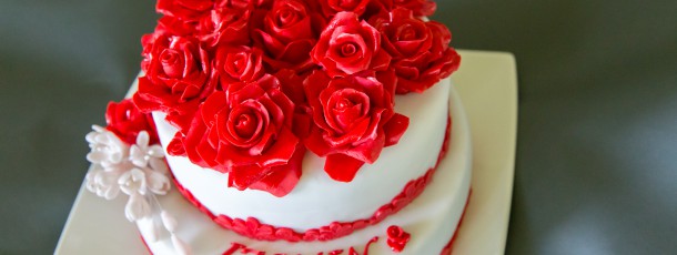 Torte mit roten Rosen